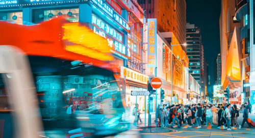 Hong Kong Sotto Shock: Incendio Catastrofico con 13 Morti e Denunce sui Malfunzionamenti degli Allarmi Antincendio